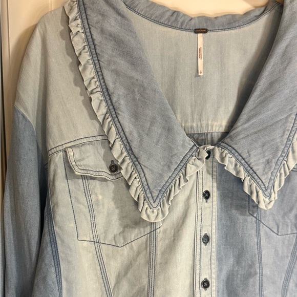 Free People, Size: Small. Daisy Denim Button-down. - Picture 11 of 16